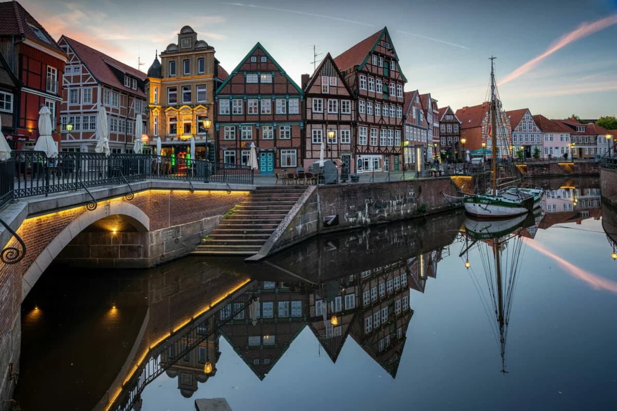 Fachwerkhäuser am Alten Hafen in der Stader Altstadt zur blauen Stunde