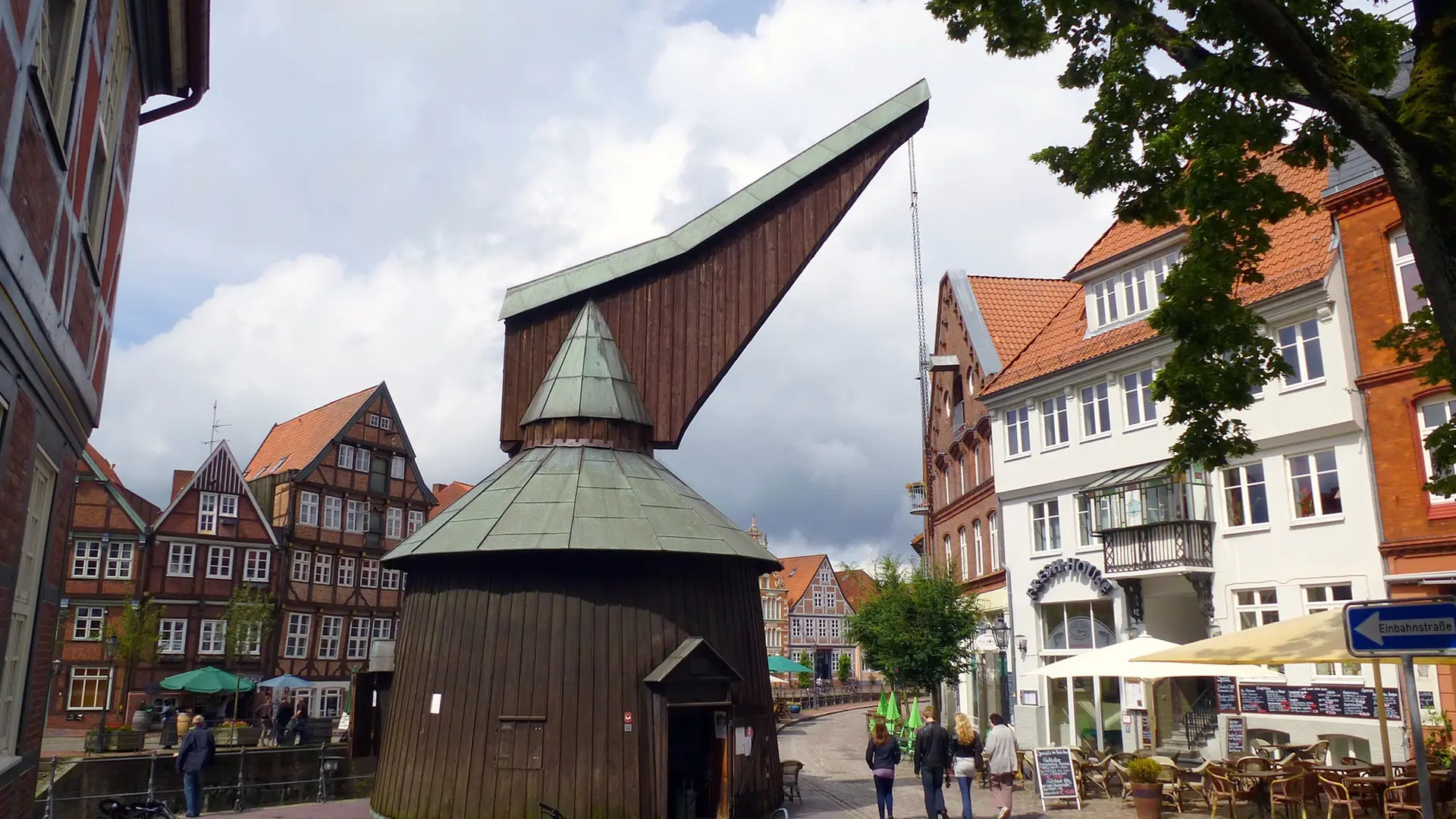 Der historische hölzerne Tretkran am Alten Hafen in der Hansestadt Stade