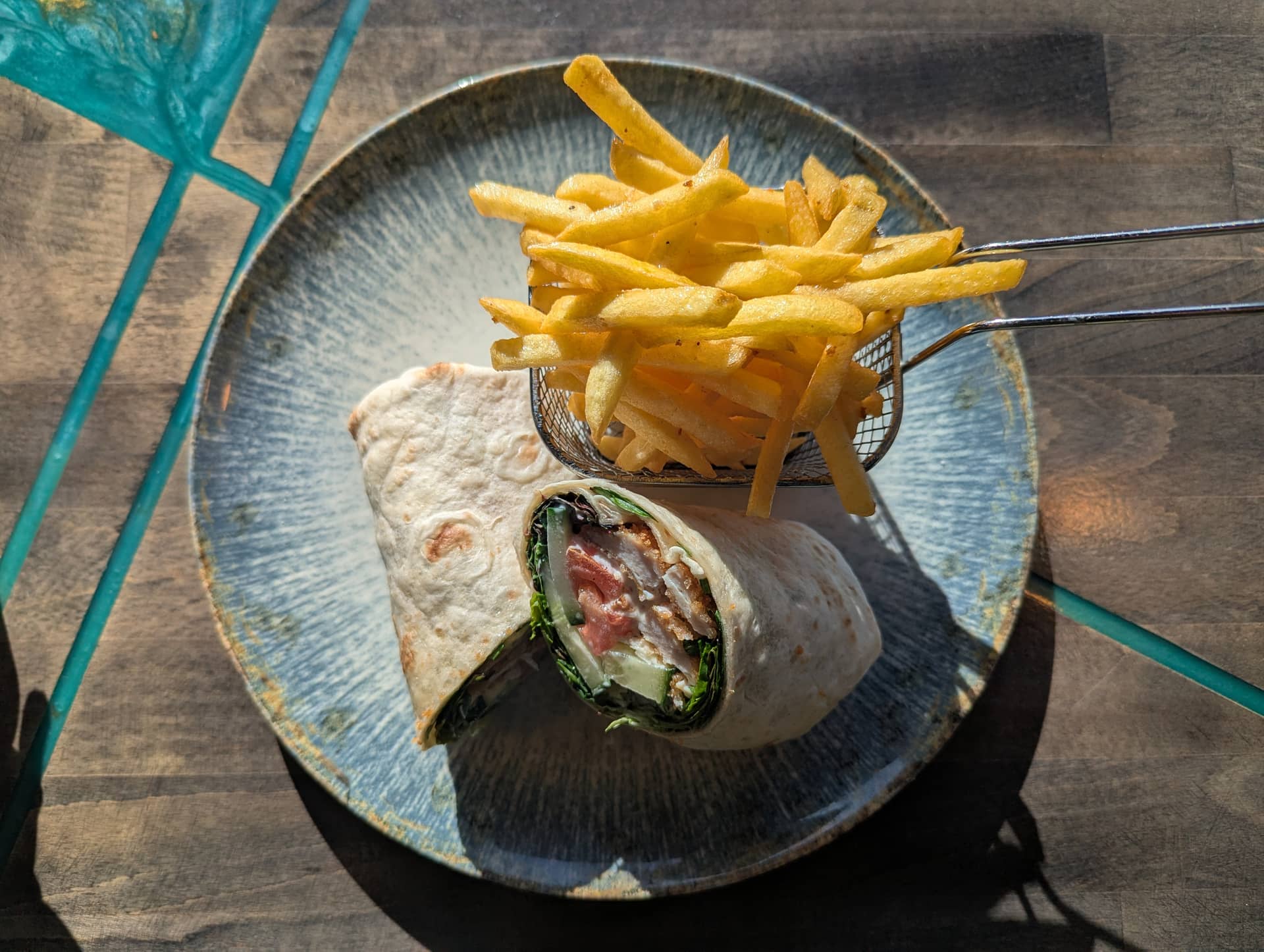 Caesar Wrap — mit Hähnchen, Salat, Tomate, Parmesan, Caesardressing und Pommes bei Kaspio in Stade