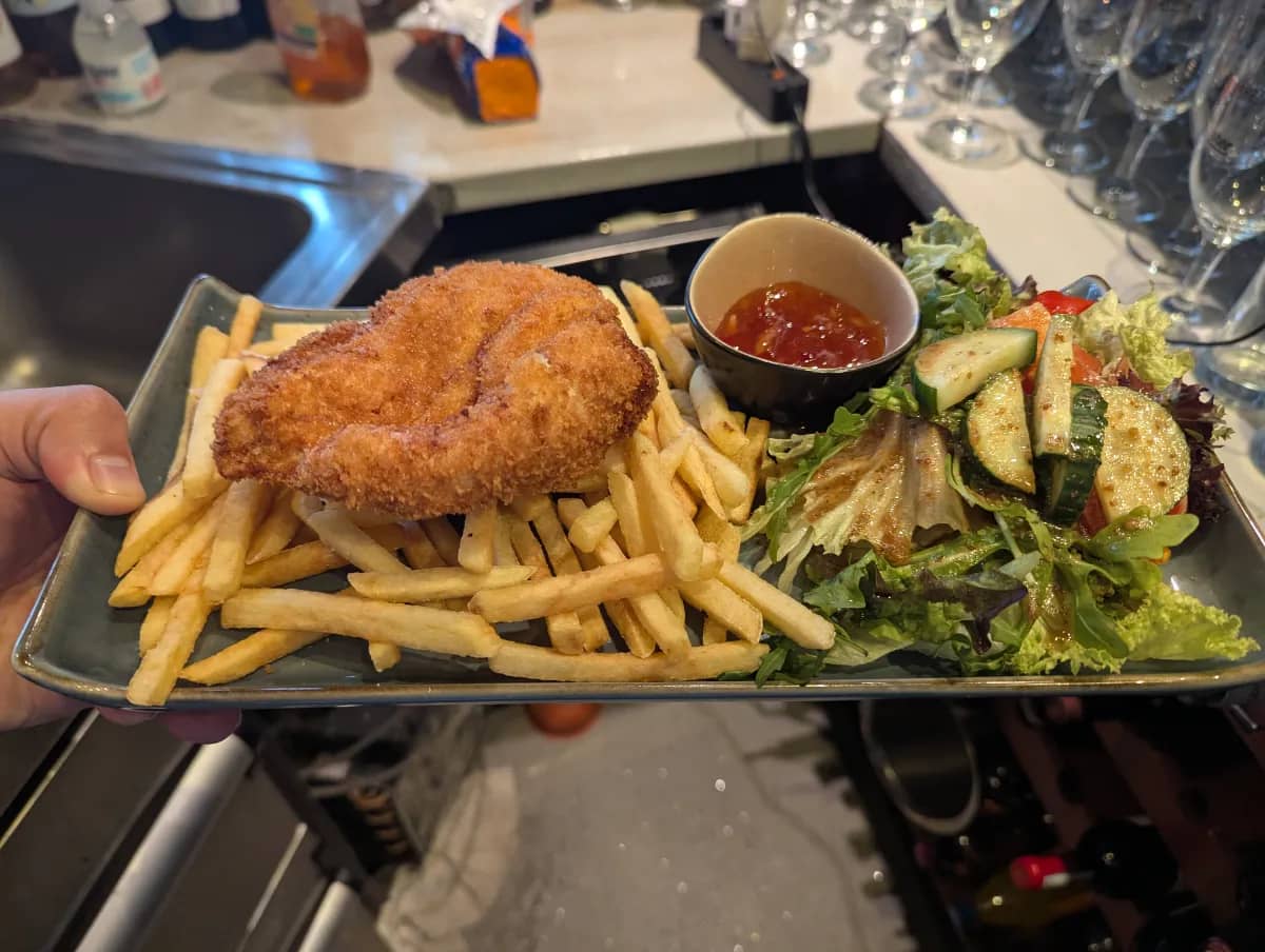Crispy Chicken — Knuspriges Hähnchenbrustfilet mit Pommes, Salatbeilage und Sweet-Chili-Dip bei Kaspio in Stade