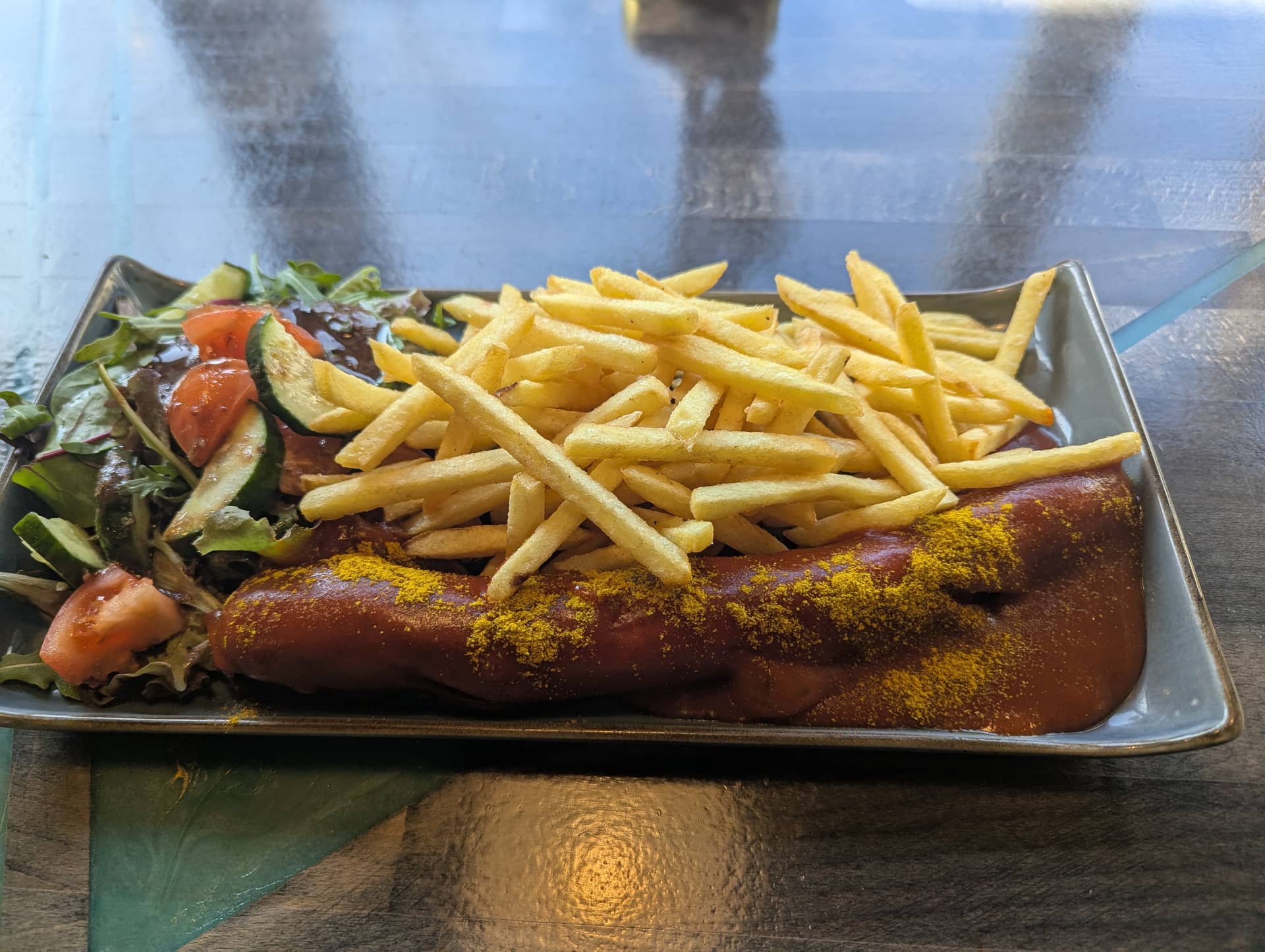 Currywurst — mit Pommes und Salatbeilage bei Kaspio in Stade
