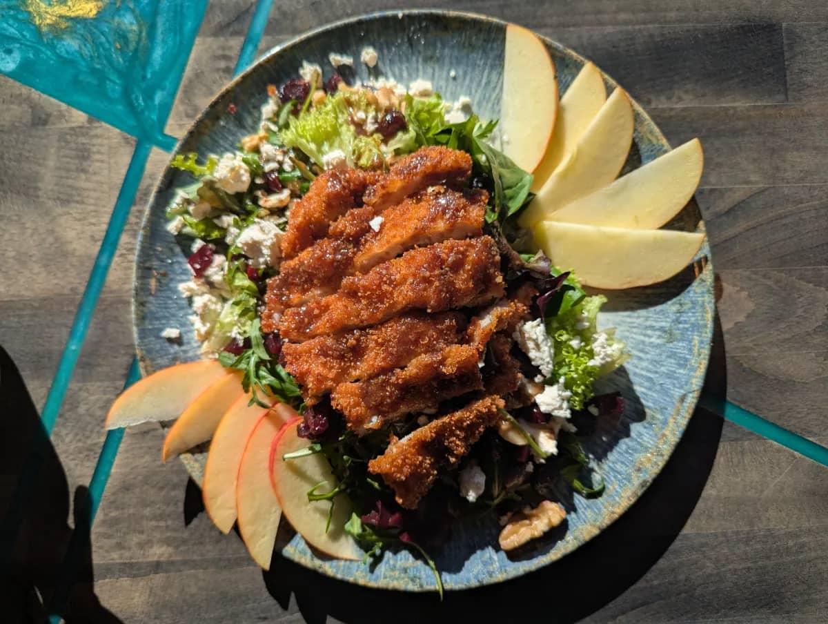 Erntesalat — Mixsalat, Rote Bete, Apfel, Feta, Walnuss, Cranberries und Hausdressing mit Saue bei Kaspio in Stade