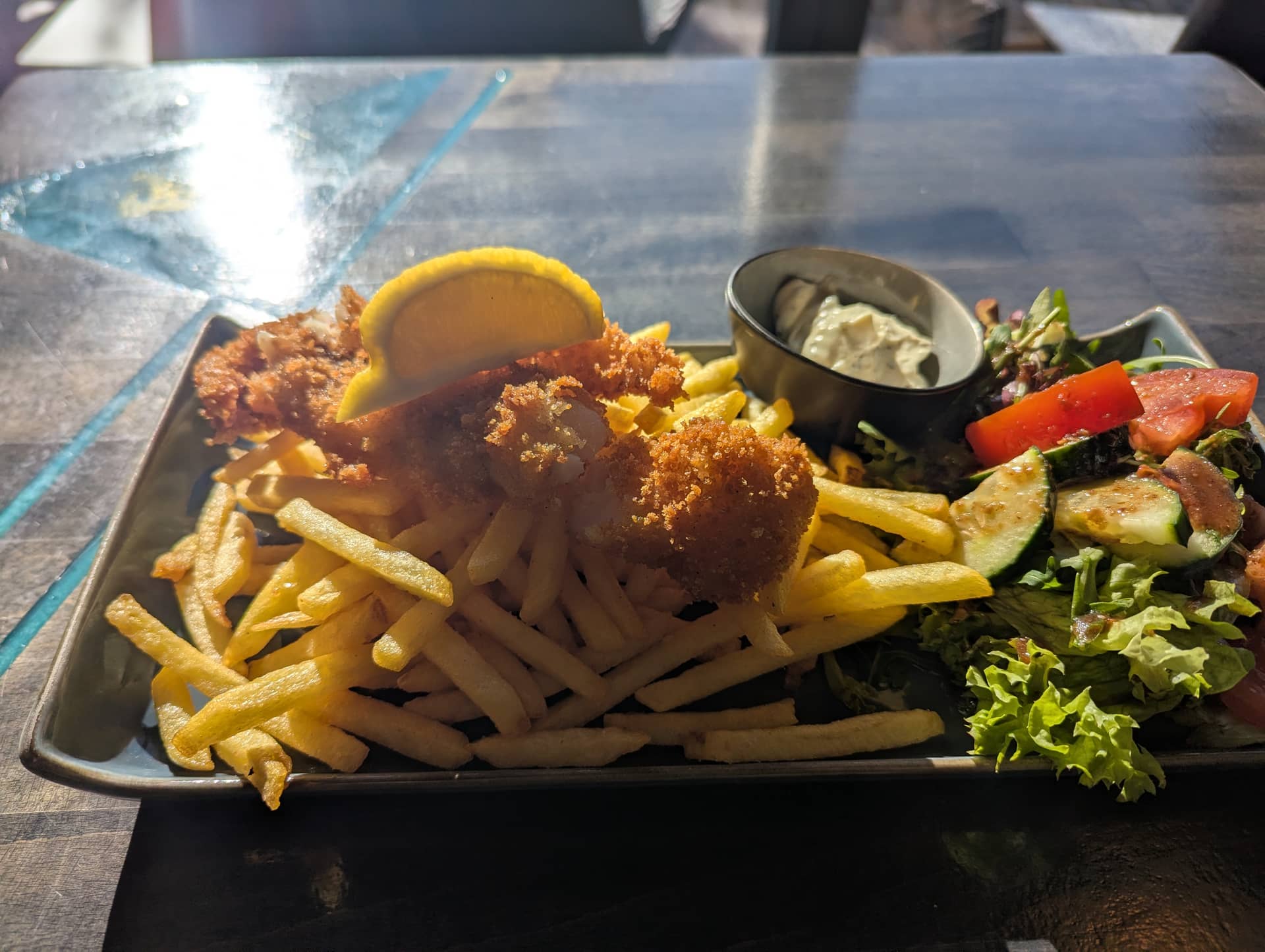 Fish and Chips — Seelachs in Panade mit Pommes, Remoulade und Salatbeilage bei Kaspio in Stade