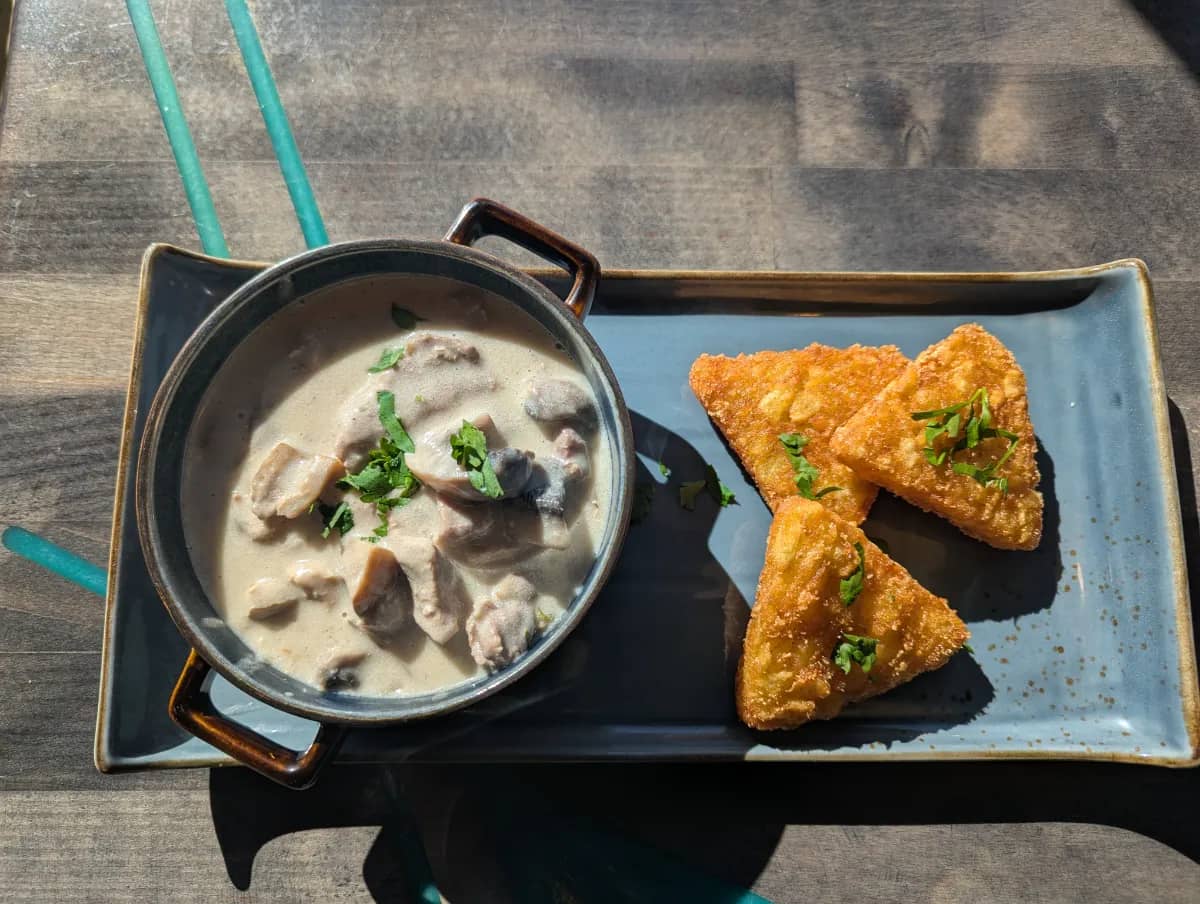Geschnetzeltes Züricher Art — Geschnetzeltes vom Schwein in Champignon-Sahne-Soße mit Röstiecken bei Kaspio in Stade