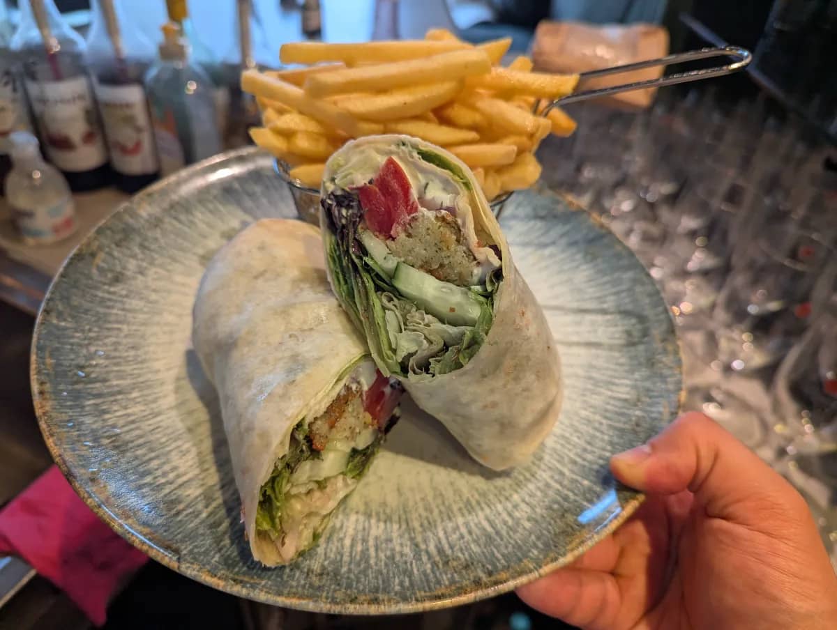 Greek Wrap — Falafeln, Mixsalat, Tomate, Gurke, rote Zwiebel, Tzatziki-Style-Sauce dazu Pomme bei Kaspio in Stade