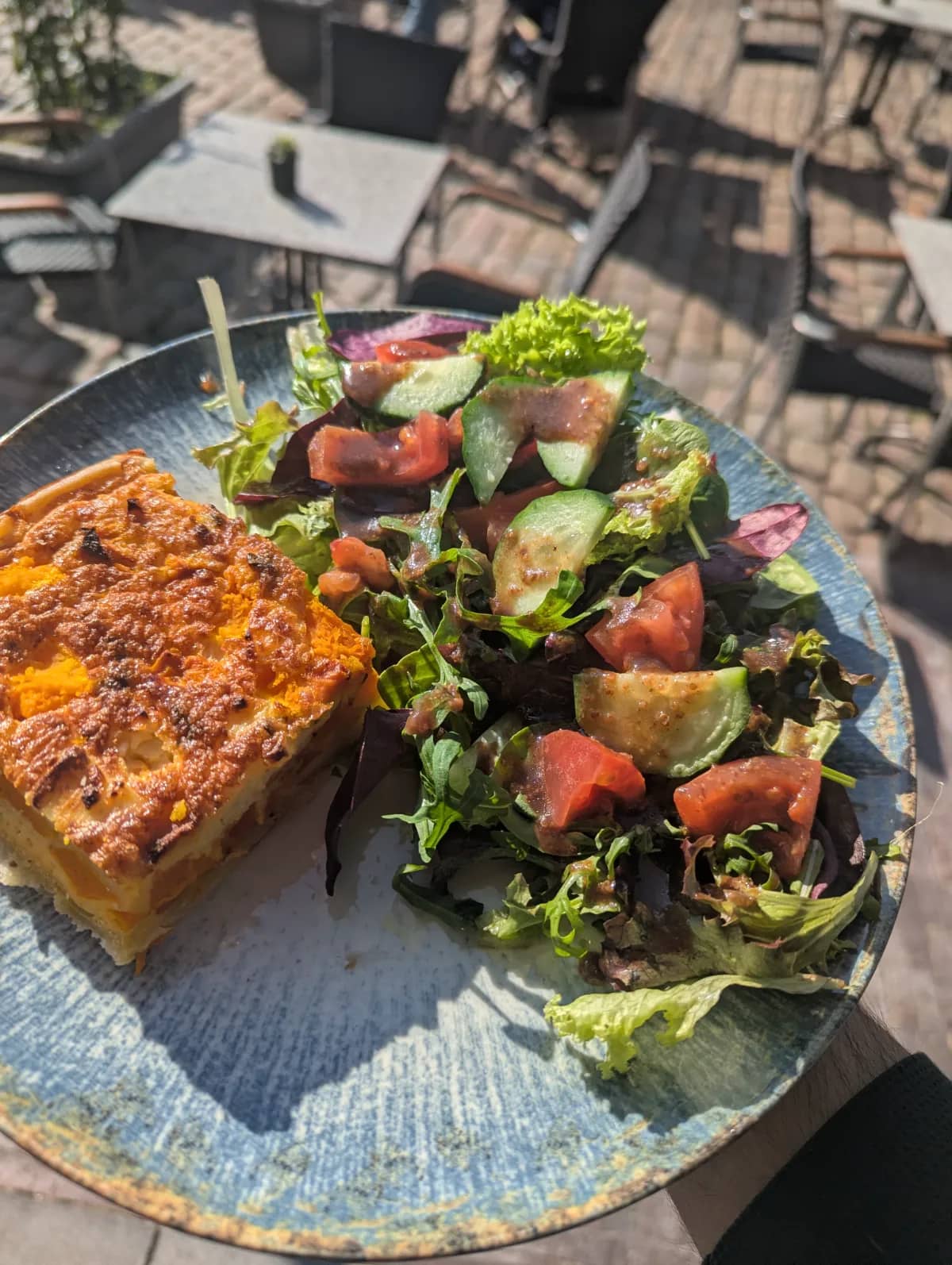Kürbis-Feta-Quiche — mit Salatbeilage bei Kaspio in Stade