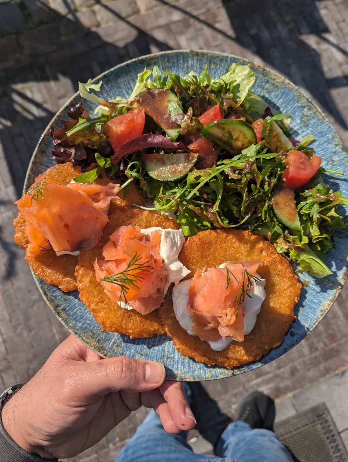 Reibekuchen — Drei Reibekuchen mit Kräuterrahm, Räucherlachs und Salatbeilage bei Kaspio in Stade