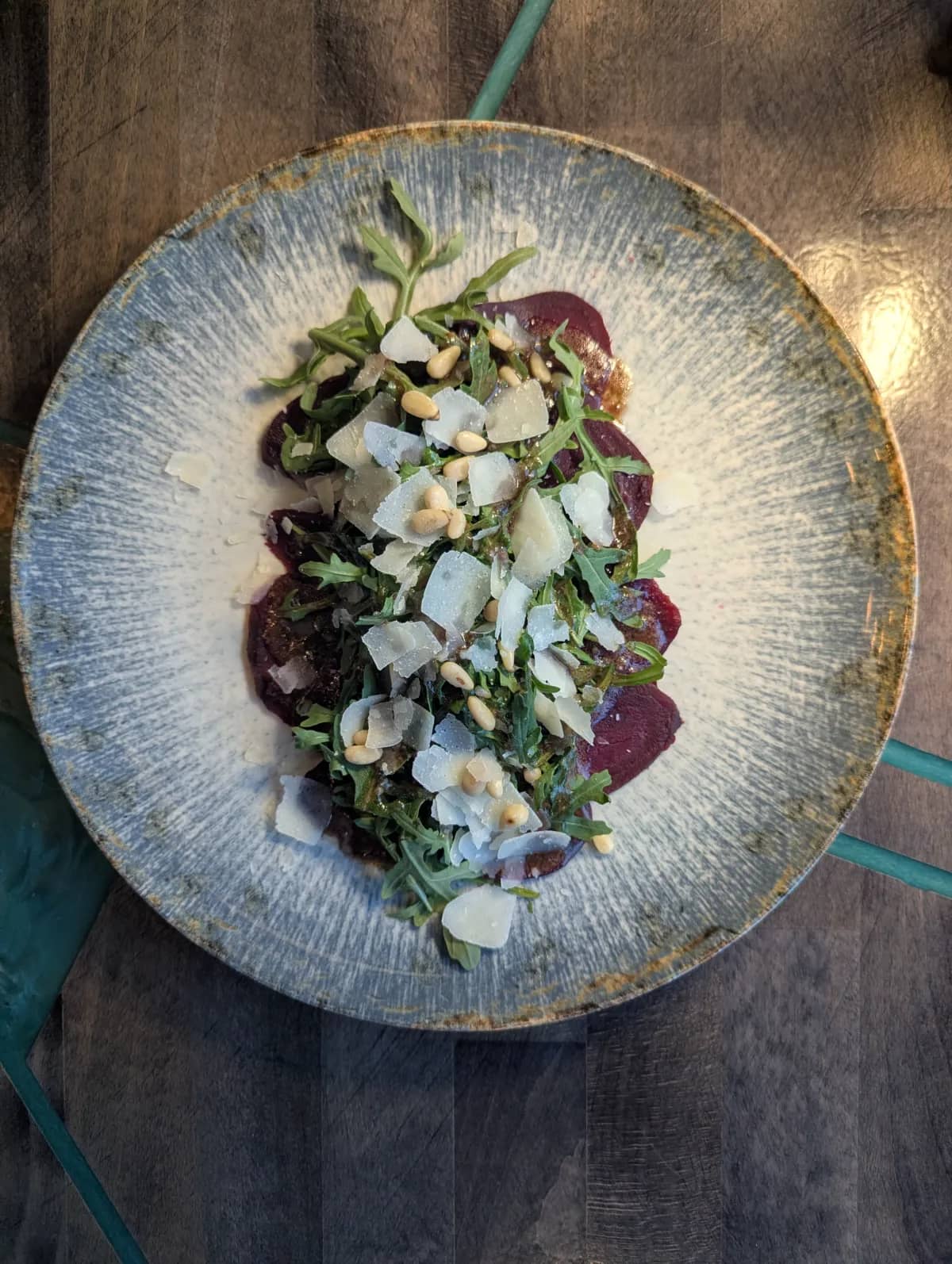 Rote Bete Carpaccio — mit Rucola, Parmesan und Pinienkernen bei Kaspio in Stade