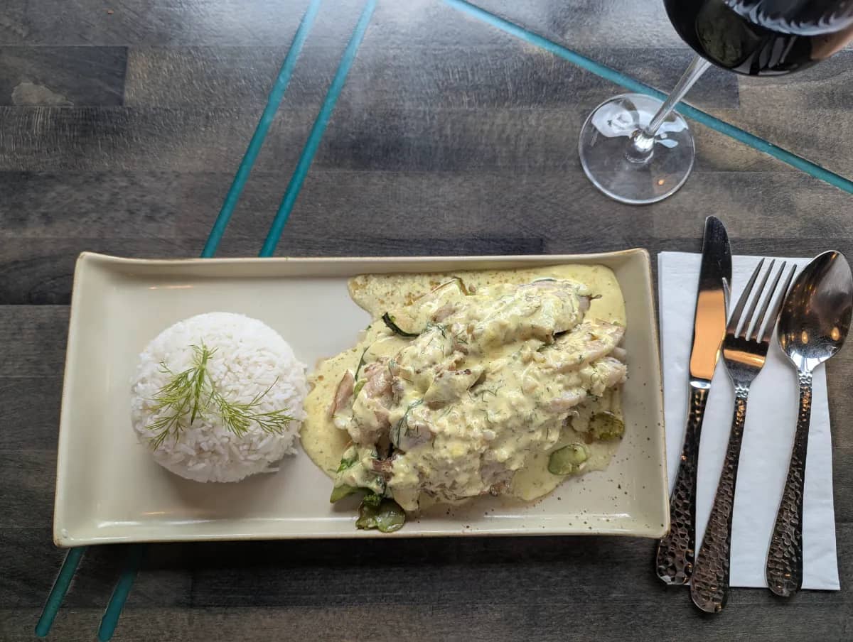 Smaragdteller — Seelachs mit dicken Bohnen, Zucchini, Brokkoli in Dill-Kurkuma-Sahnesauce, dazu bei Kaspio in Stade