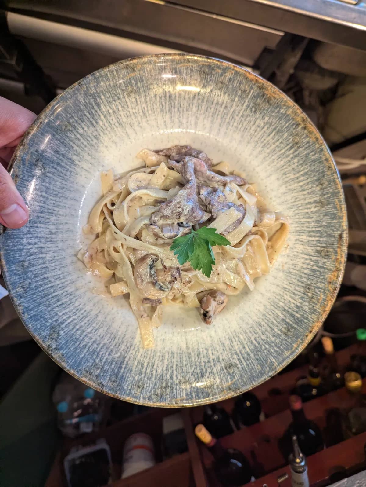 Sultan — Tagliatelle, Champignon-Sahnesauce und Rinderfiletstreifen bei Kaspio in Stade