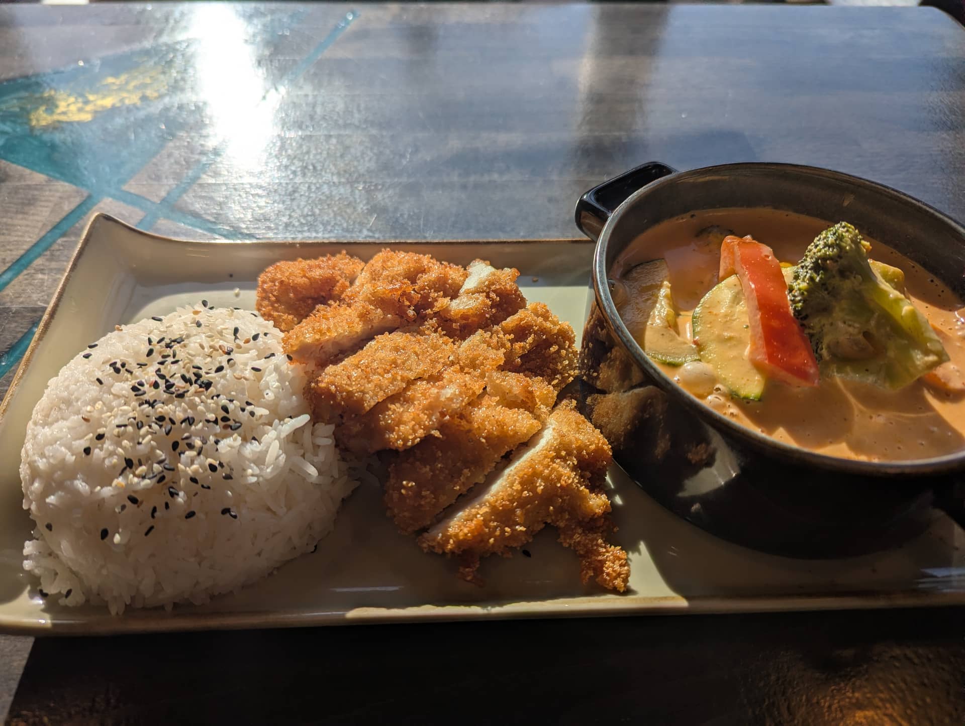 Thai Curry & Reis — scharf, mit Brokkoli, Zucchini, Karotten, Paprika (optional mit Hähnchen, Seelac bei Kaspio in Stade