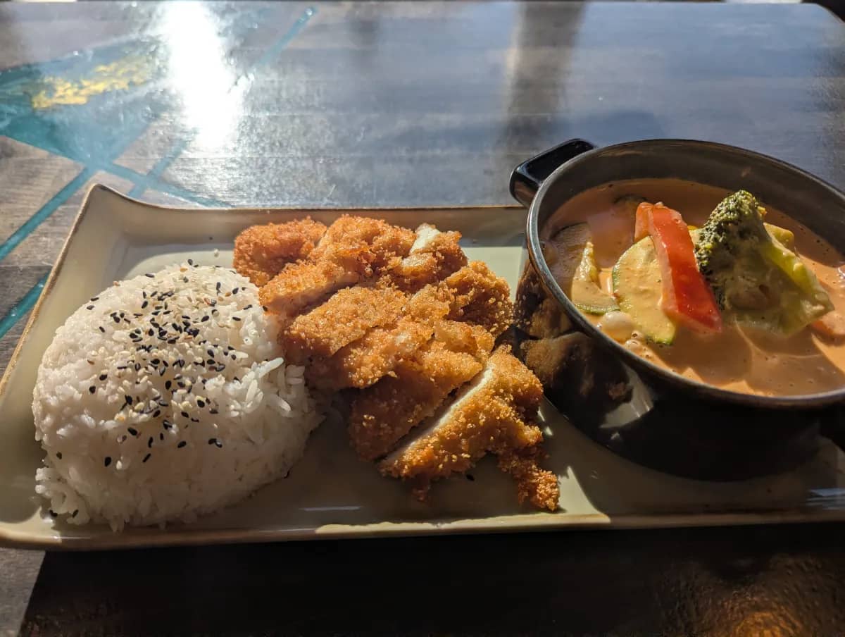 Thai Curry (scharf) — Rotes Thai Curry mit Zucchini, Brokkoli, Paprika und Karotte mit Reis bei Kaspio in Stade