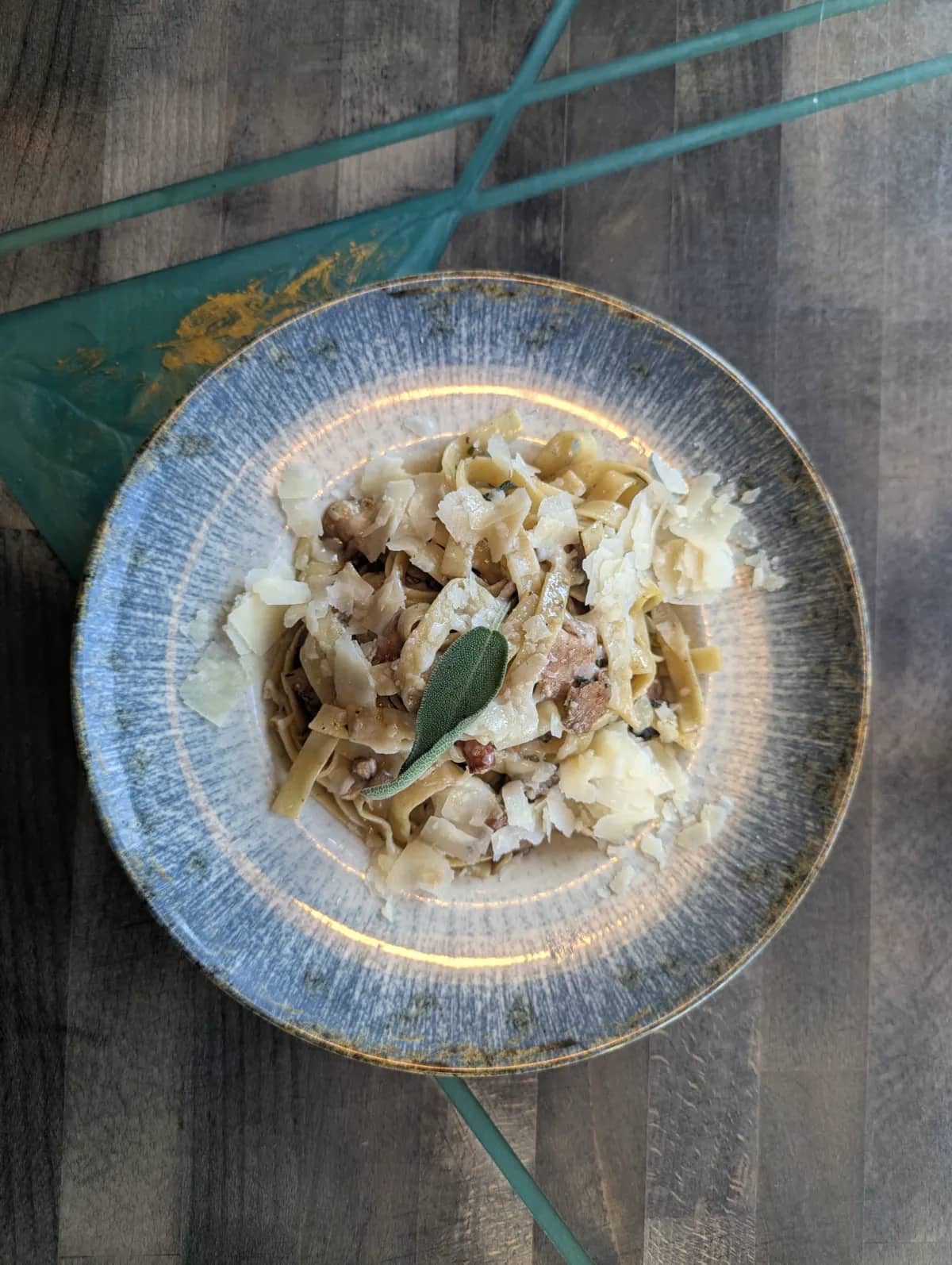 Waldpilzpasta — Tagliatelle mit Waldpilzen in Salbeibutter mit Parmesan bei Kaspio in Stade