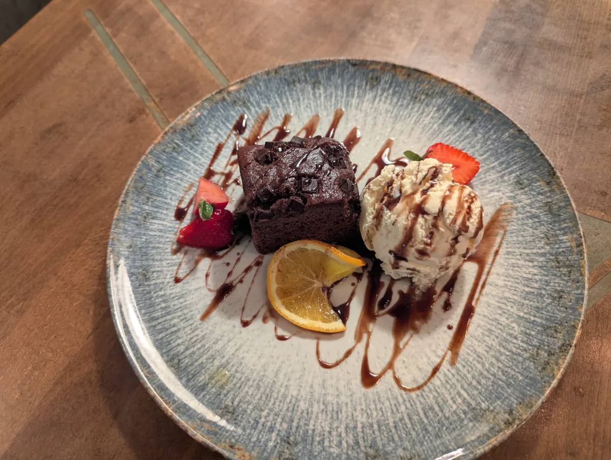 Warmer Brownie — Mit Vanilleeis und Schokososse bei Kaspio in Stade
