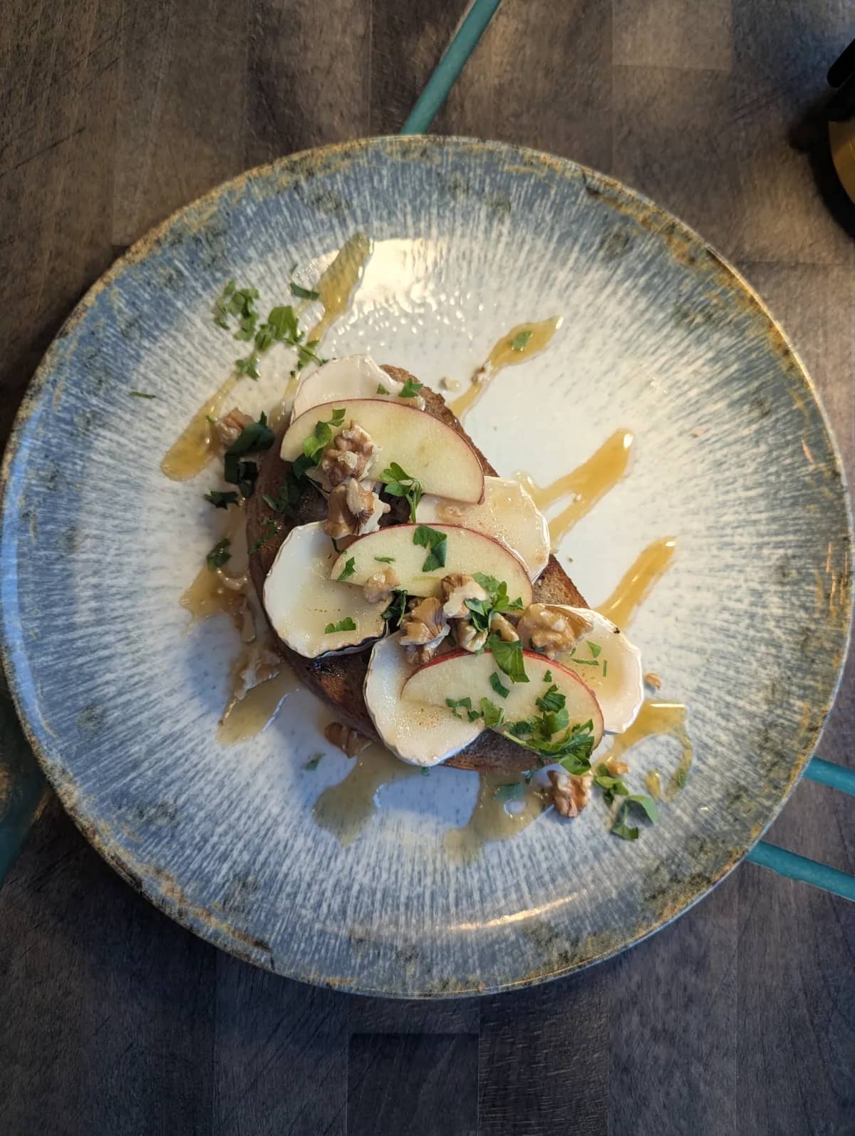 Ziegenkäse Crostini — Sauerteigbrot mit flambiertem Ziegenkäse, Honig und Walnüssen bei Kaspio in Stade