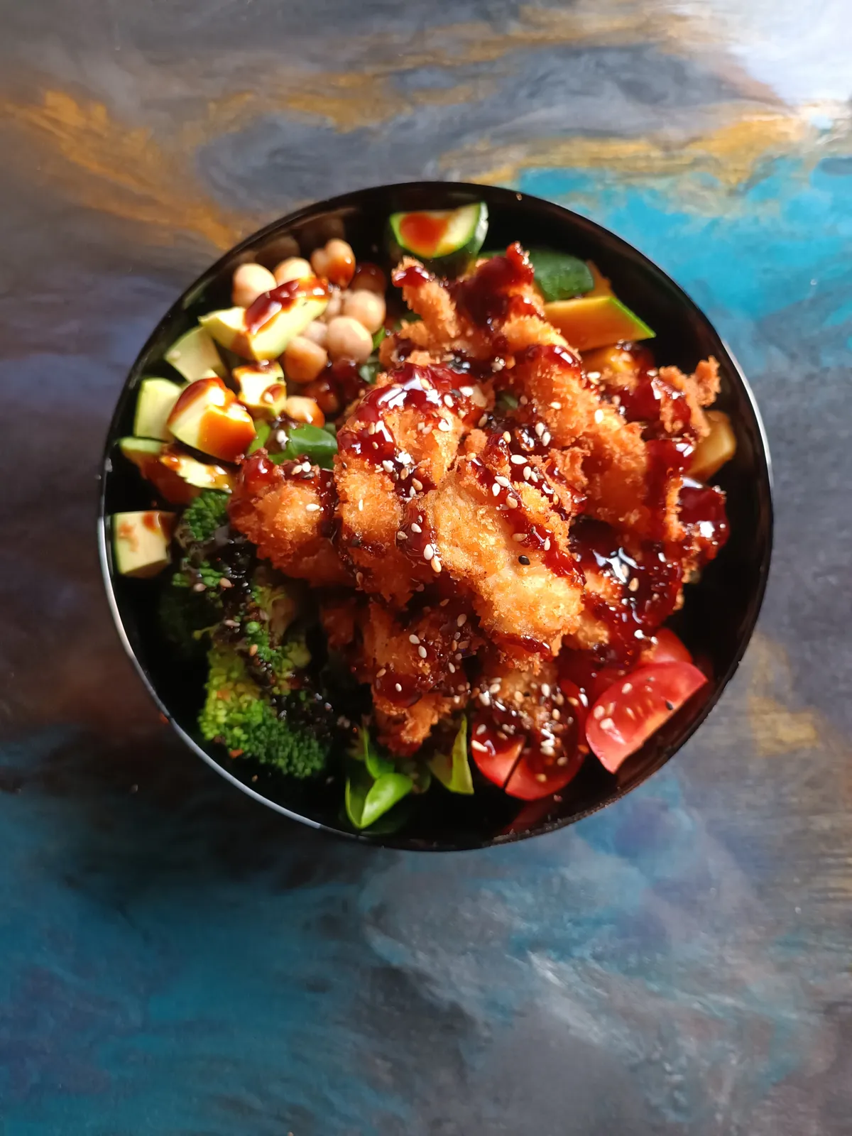 Buddha Bowl mit frischem Gemüse und Teriyaki-Soße bei Kaspio