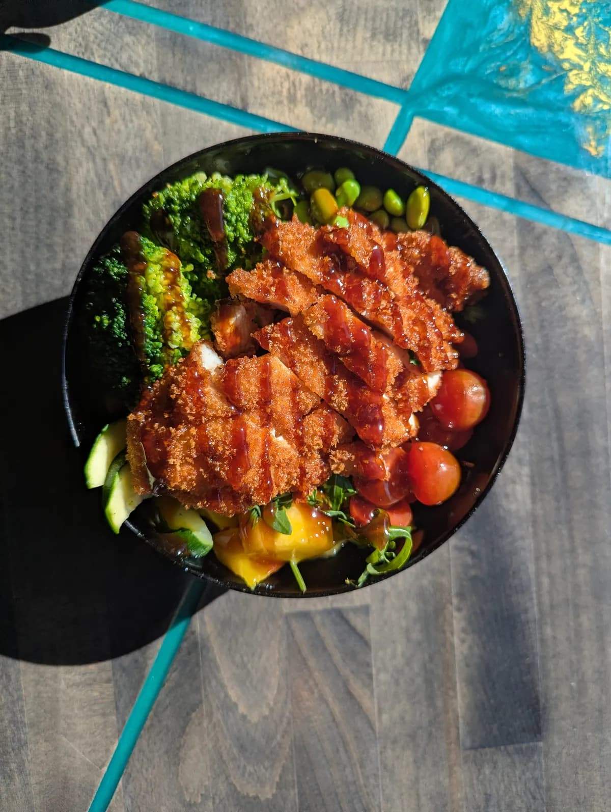 Buddha Bowl mit Avocado und Edamame bei Restaurant Kaspio