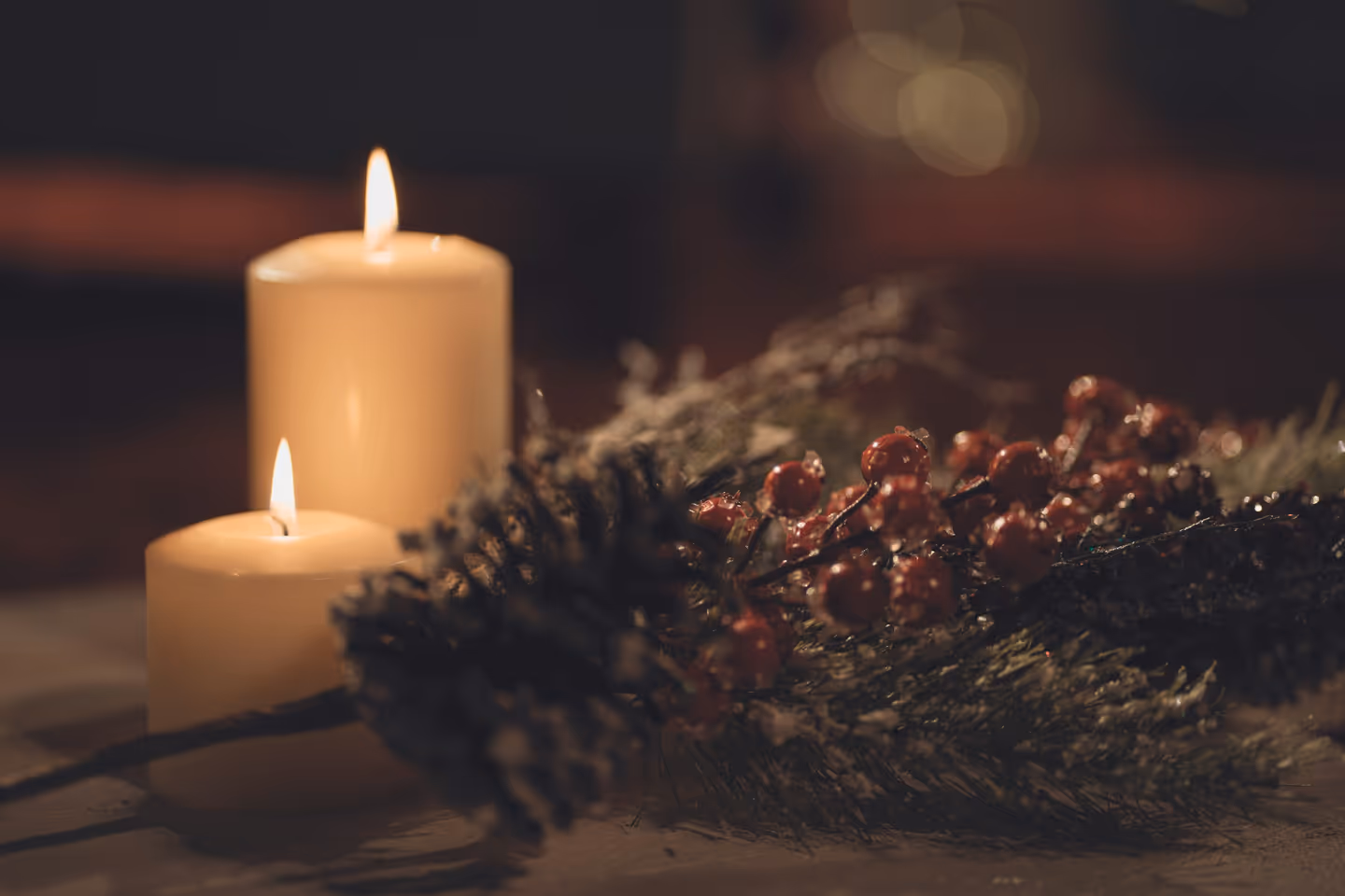 Kerzen und Tannenzweige mit Beeren – Weihnachtsfeier im Kaspio in Stade